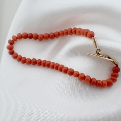 Image 2 of Red coral bead bracelet with gold clasp; Antique | 17 cm