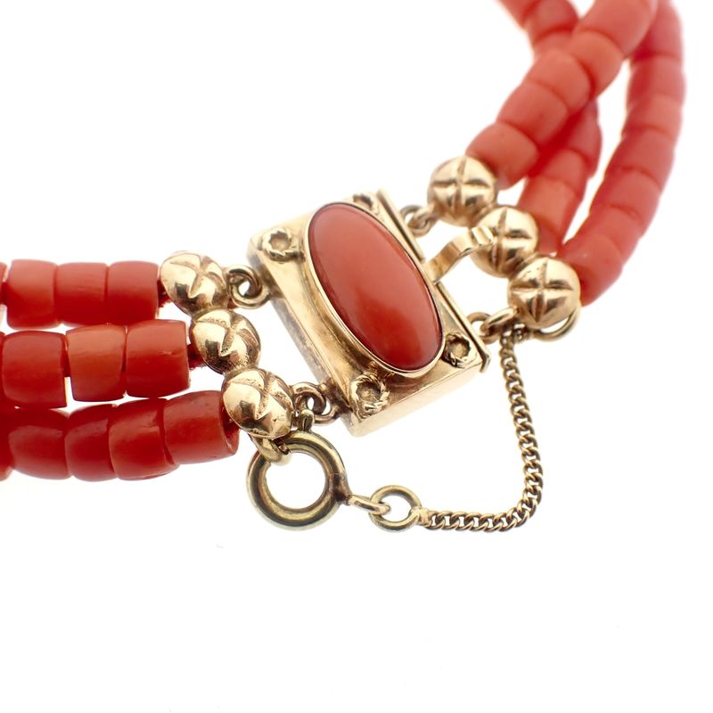 Image 7 of Red coral bead bracelet with gold clasp; Antique | 18 cm