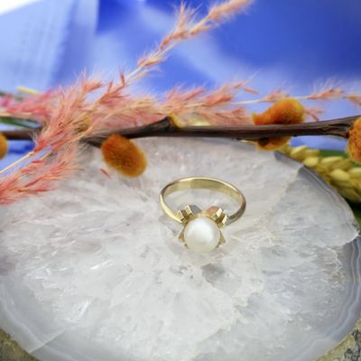 Image 2 of Gold ring with pearl