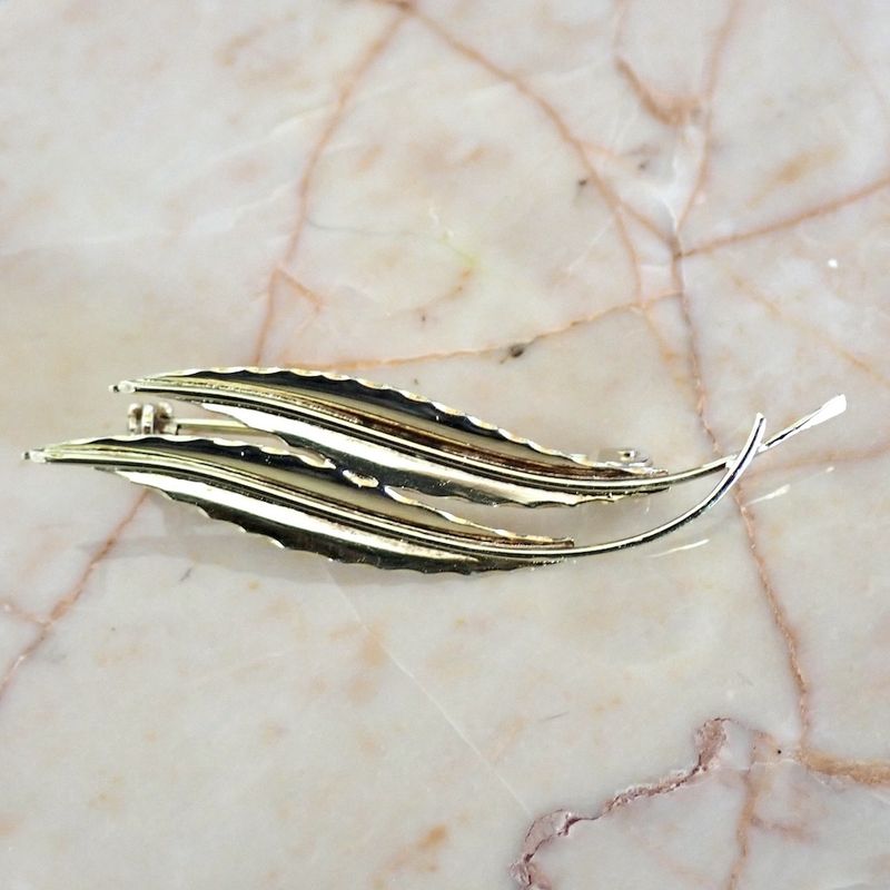 Image 6 of Gold brooch with two feathers