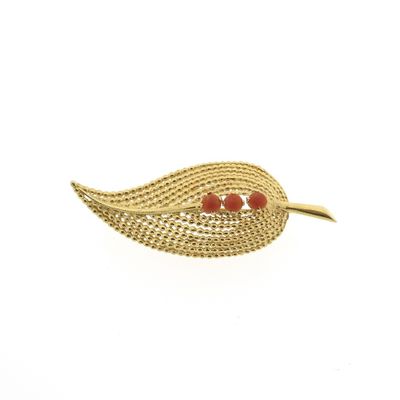 18 ct. Gold feather brooch with red coral | Vintage Image 1 of 18 ct. Gold feather brooch with red coral | Vintage