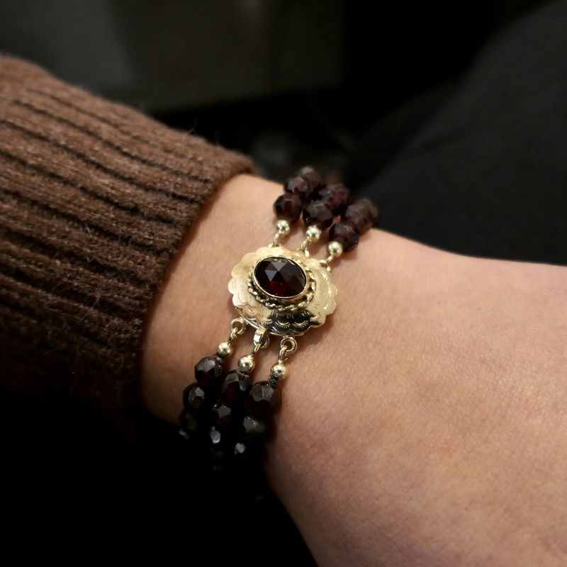 Image 8 of Garnet bracelet with gold clasp; Antique/vintage | 20 cm