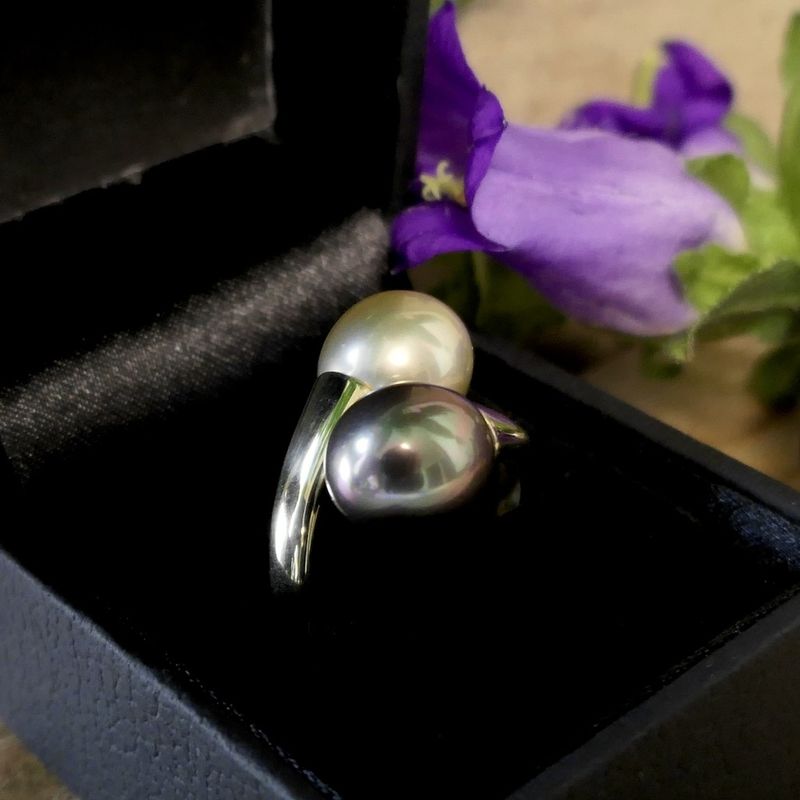 Image 2 of 8 carat ring with artificial pearls