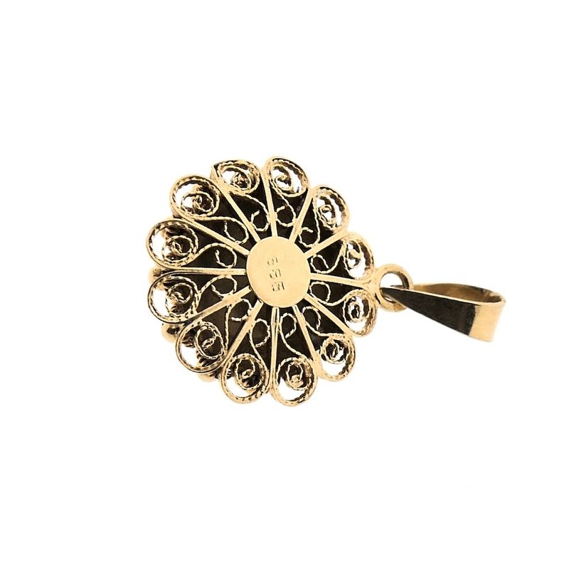 Image 4 of Gold pendant of a Zeeland button