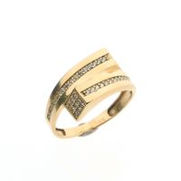 Gold ring with zirconia