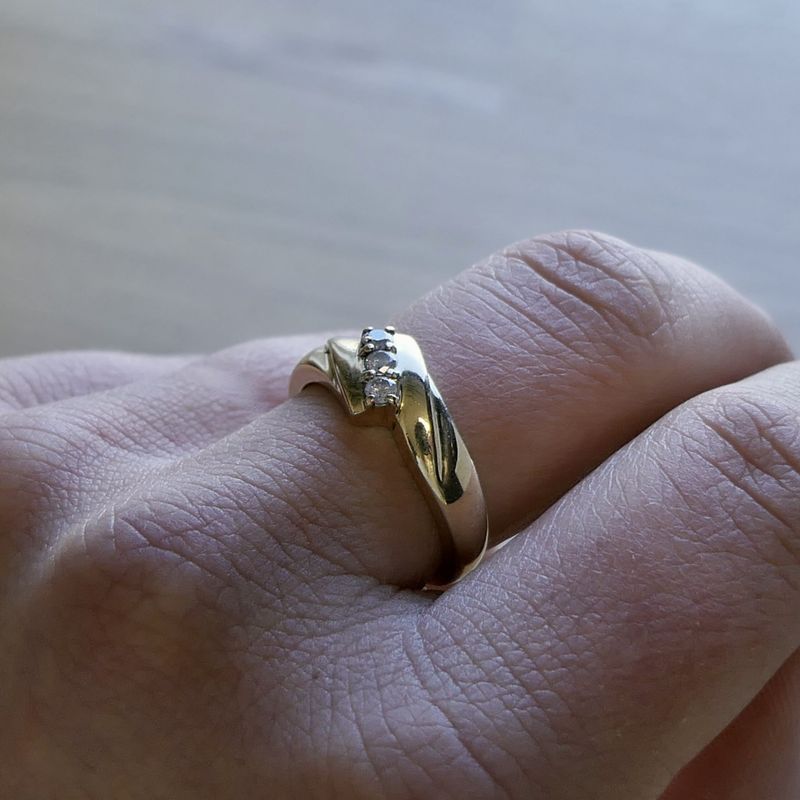 Image 7 of Gold ring with diamond; 0.12 ct.