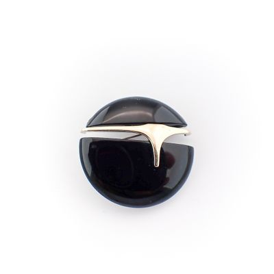 Image 1 of White gold brooch with onyx