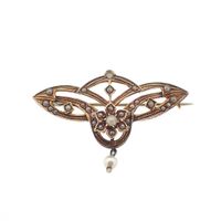 Antique gold Victorian brooch with pearls