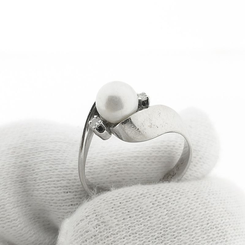 Image 7 of White gold ring with pearl and diamonds; 0.05 ct
