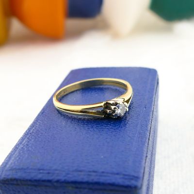 Image 2 of Gold solitaire ring with diamond; 0.14 ct.