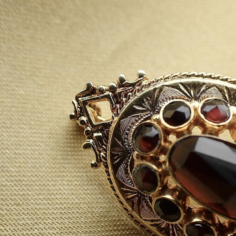 Image 5 of Antique gold brooch with garnet