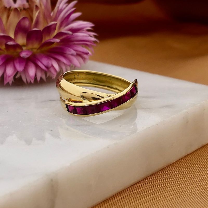 Afbeelding 2 van Gouden crossover ring met robijn 