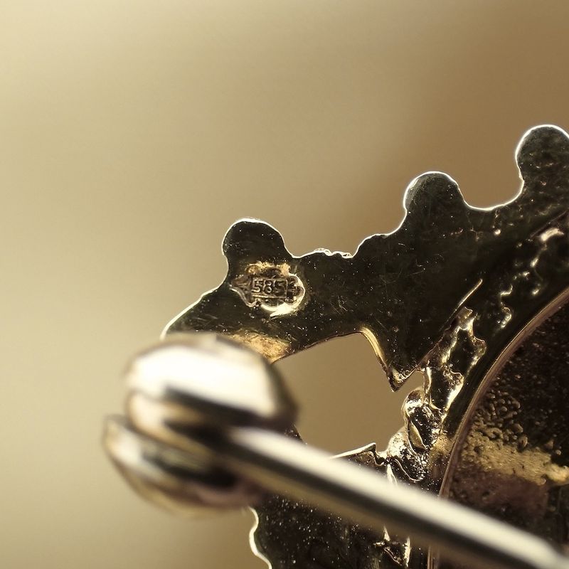Image 6 of Antique gold brooch with garnet