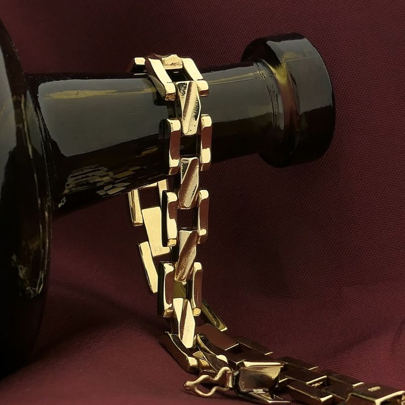 Image 2 of Gold Bismarck link bracelet | 18.5 cm