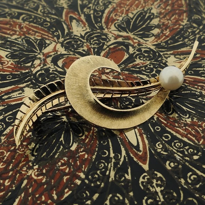 Image 8 of Gold brooch with pearl