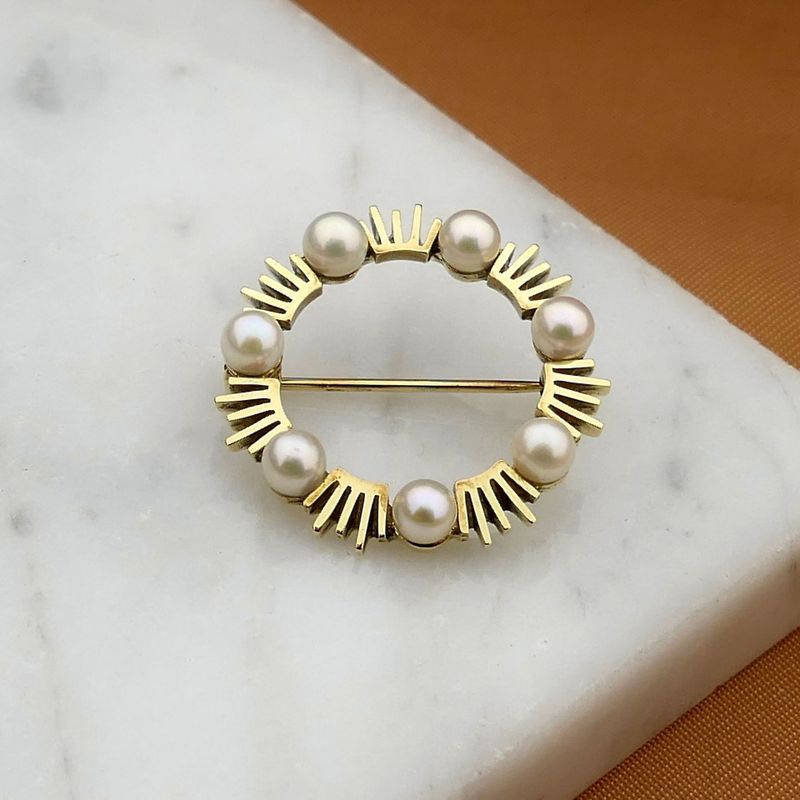 Image 2 of Gold brooch with pearl