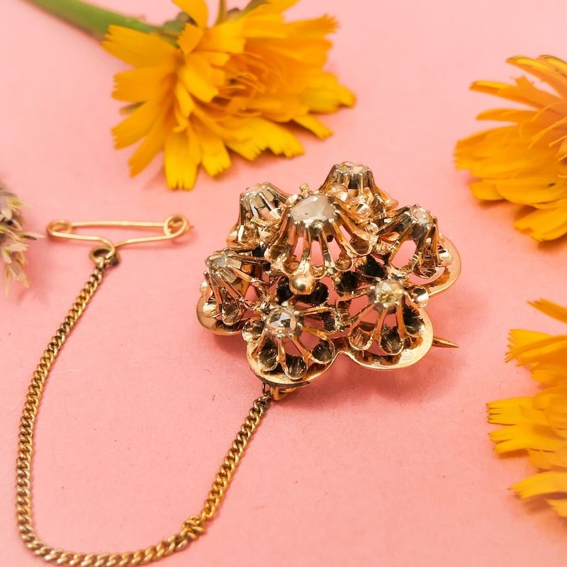 Image 2 of Gold brooch with rose-cut diamonds; Approx. 0.40 ct.