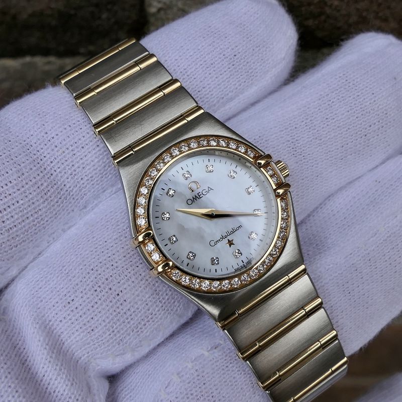 Image 17 of Omega Constellation Manhattan; Women's watch with mother-of-pearl dial and diamonds
