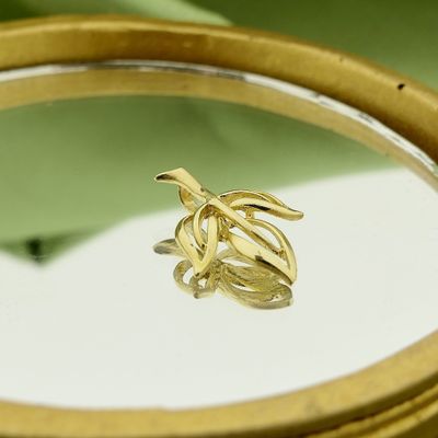 Gold pendant of a leaf Image 2 of Gold pendant of a leaf
