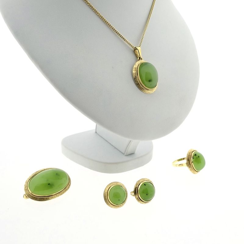 Image 5 of Gold pendant with Jade