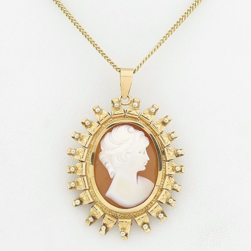 Image 11 of Vintage gold pendant/brooch with cameo