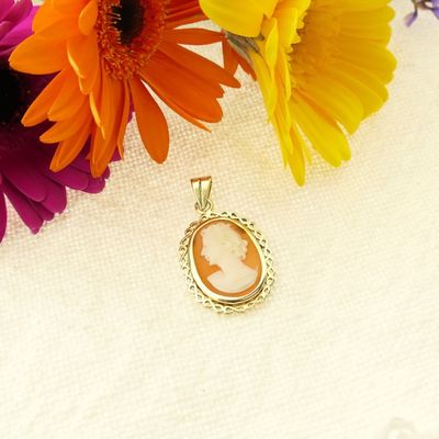 Image 2 of Gold pendant with cameo | Vintage