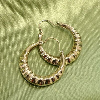 Image 2 of Gold subtle earrings | Ø 20.3 mm