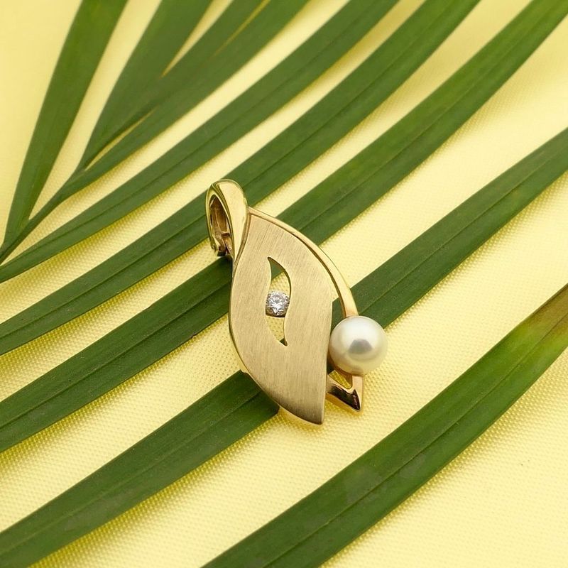 Image 2 of Gold pendant set with pearl and zirconia