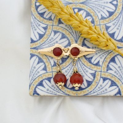Image 2 of Vintage gold brooch with carnelian