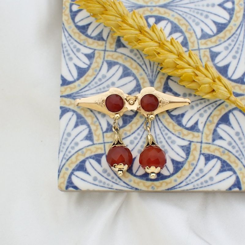 Image 2 of Vintage gold brooch with carnelian
