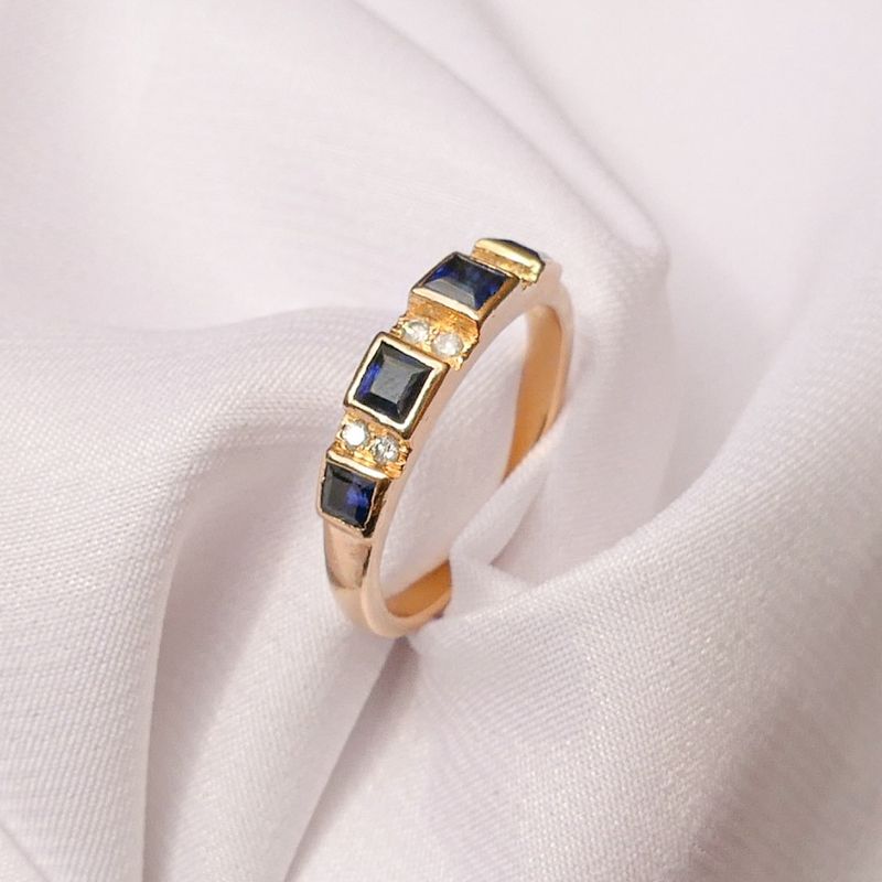 Image 4 of Gold ring with sapphire and diamond; 0.03 ct.