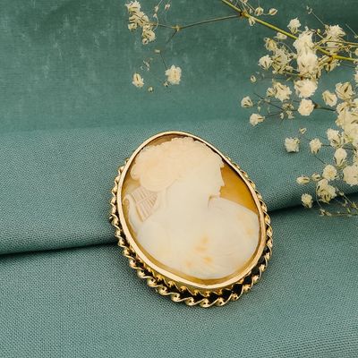 8 carat brooch with cameo Image 2 of 8 carat brooch with cameo