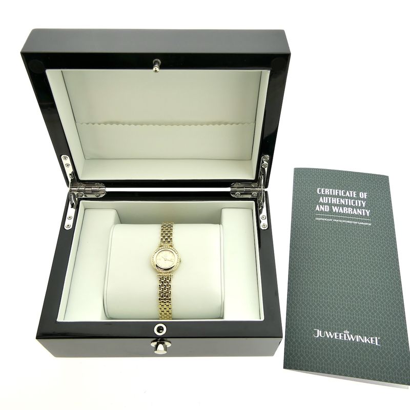 Image 4 of Chopard Geneva Classic 884.1; Vintage 18k gold women's watch with diamonds