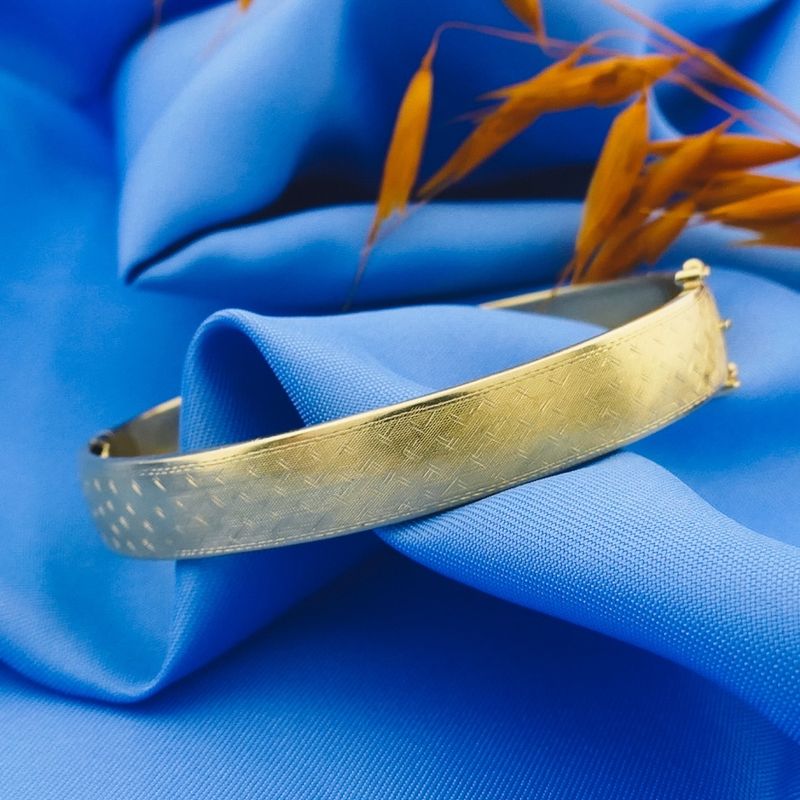 Image 8 of Gold slave bracelet with pattern; Size M/L