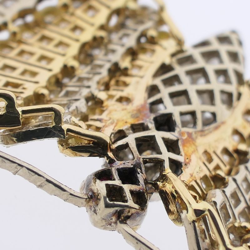 Image 12 of Exclusive two-tone gold butterfly brooch with ruby ​​and diamond; 5.44 ct.