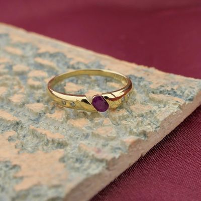 Image 2 of Gold ring with ruby ​​and diamond | 0.02 ct.
