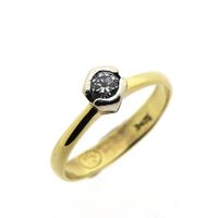 Gold solitaire ring with zirconia