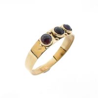 Gold ring with garnet stones | Vintage