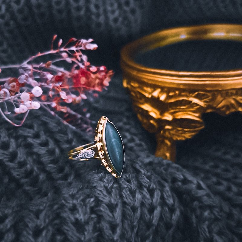 Image 2 of 18-karat gold women's ring with malachite and diamonds | 0.04 ct.