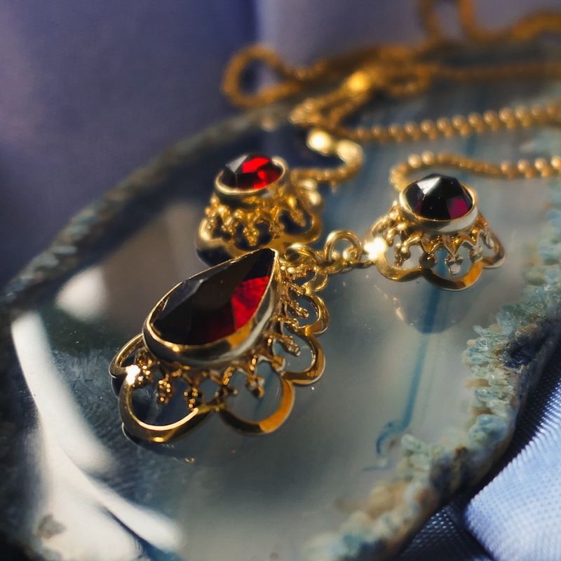 Image 9 of Gold necklace with garnet stones; 43 cm | Uno A Erre