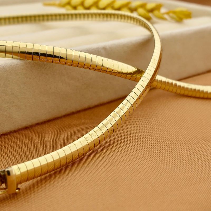 Afbeelding 2 van Gouden omega schakelcollier 