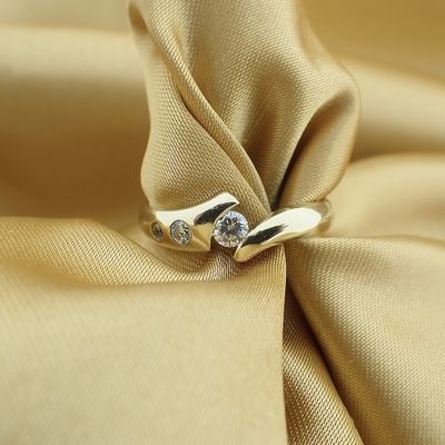 Image 2 of 9 carat ring with zirconia