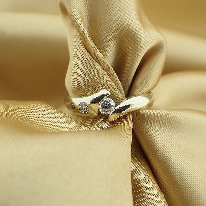 Image 2 of 9 carat ring with zirconia