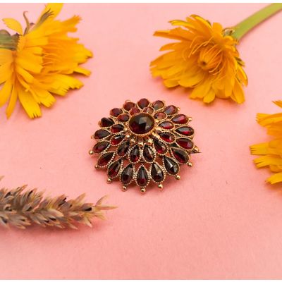Image 2 of Gold brooch with garnet | Vintage