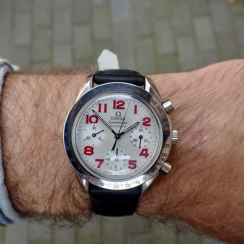 Image 13 of Omega Speedmaster Reduced; Chronograph watch with mother-of-pearl dial