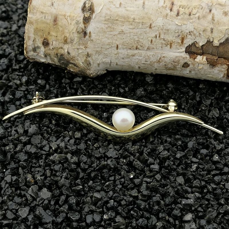 Image 12 of Vintage gold brooch with cultured pearl
