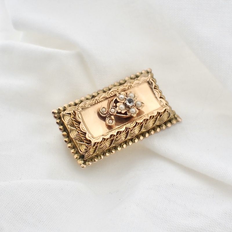 Image 4 of Antique gold brooch with zirconia and pearls.