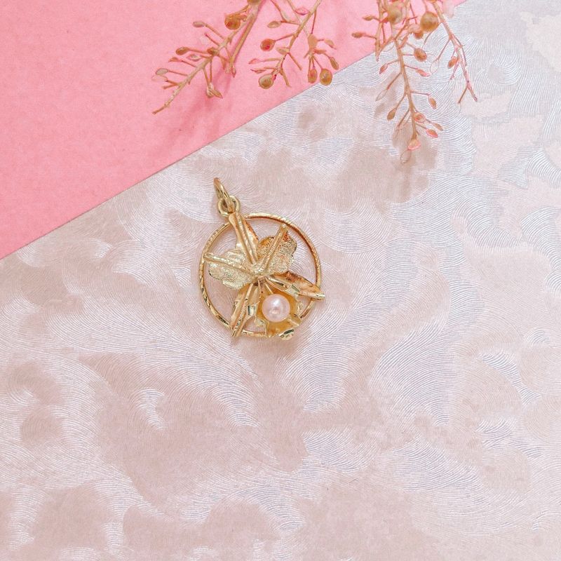 Image 2 of 18 carat gold pendant of lily with pearl