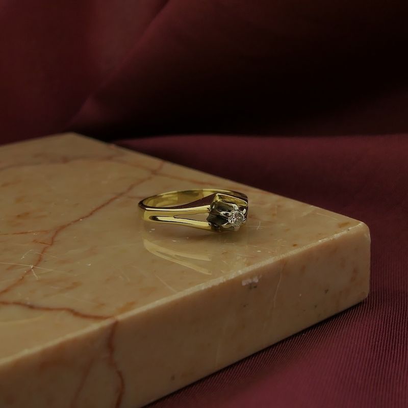 Image 2 of Gold solitaire ring with diamond 0.07 ct.
