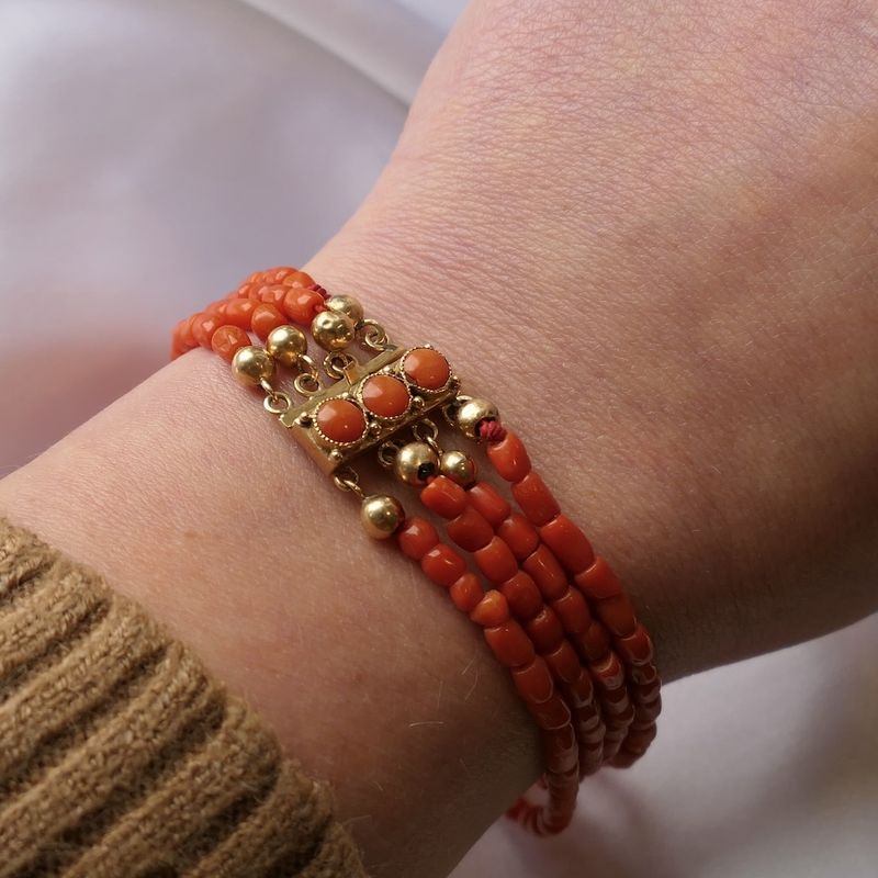 Image 9 of Blood coral bead bracelet with gold clasp; Antique | 20 cm